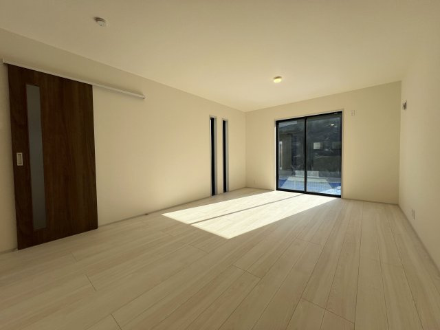 あきる野市野辺　新築戸建全2棟の居間・リビング|ご家族みんながゆったりくつろげる17.0帖のリビング。お子様が元気にはしゃぐ姿が目に浮かびます。