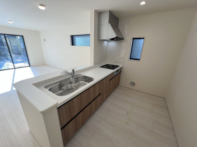 あきる野市野辺　新築戸建全2棟のキッチン|人気の対面式キッチンはお子様の様子もすぐわかり会話をしながらお料理できます☆