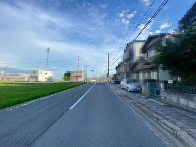 向日市鶏冠井町沢ノ東の前面道路含む現地写真|前道はゆったり8.8ｍ！
車通りも少ない道です！