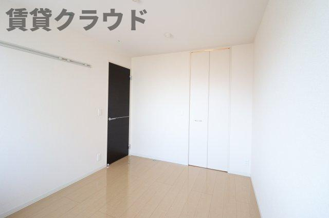 エターナルセンチュリー伍番館の寝室|開放的な寝室です