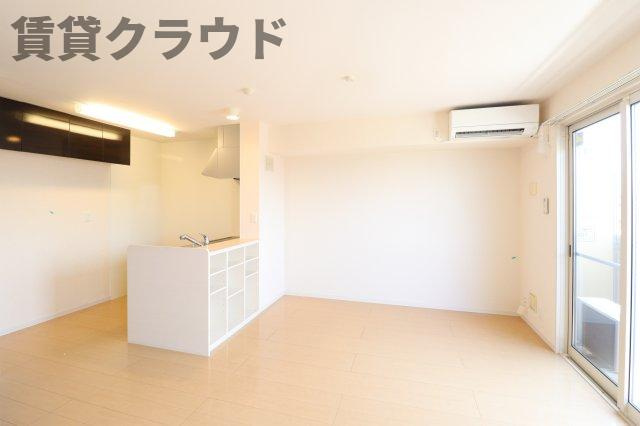 エターナルセンチュリー伍番館の居間・リビング|こちらの居間で趣味の時間をお楽しみください