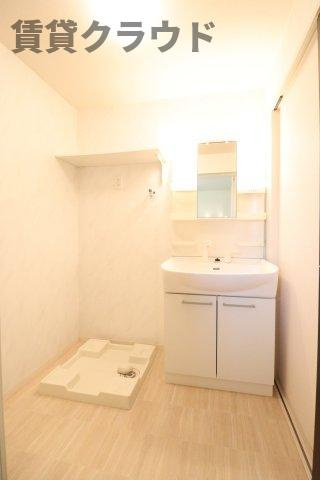エターナルセンチュリー伍番館の洗面所|明るい洗面所です