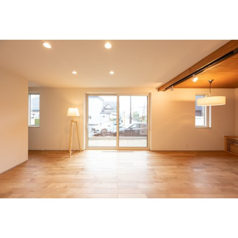 【冬でも「寒い」なんて言わせない。温かさは誰にも負けないハイスペック住宅。】美原5丁目中古住宅の居間・リビング