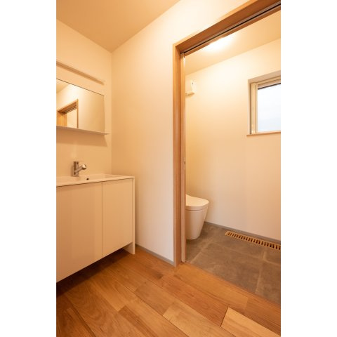 【冬でも「寒い」なんて言わせない。温かさは誰にも負けないハイスペック住宅。】美原5丁目中古住宅の独立洗面台