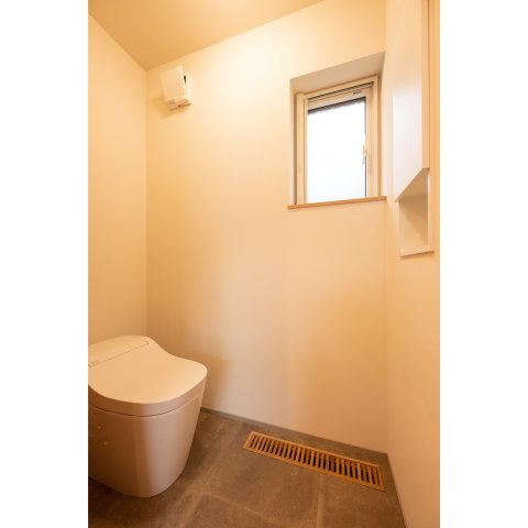 【冬でも「寒い」なんて言わせない。温かさは誰にも負けないハイスペック住宅。】美原5丁目中古住宅のトイレ