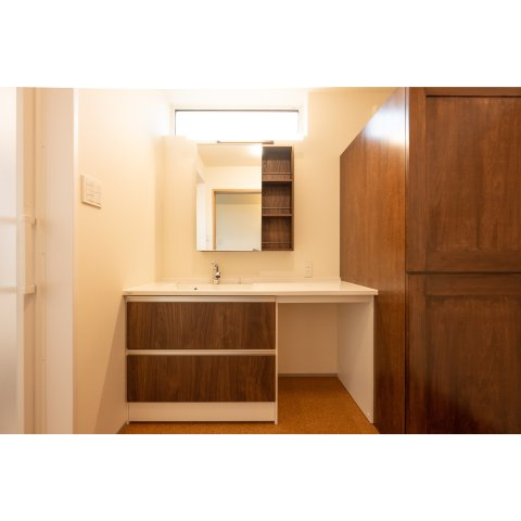 【冬でも「寒い」なんて言わせない。温かさは誰にも負けないハイスペック住宅。】美原5丁目中古住宅の独立洗面台