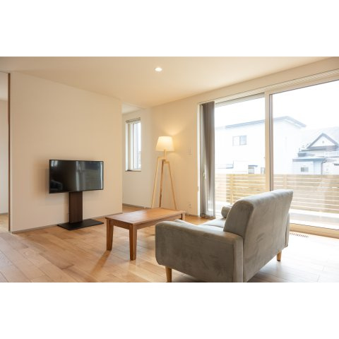 【冬でも「寒い」なんて言わせない。温かさは誰にも負けないハイスペック住宅。】美原5丁目中古住宅の居間・リビング