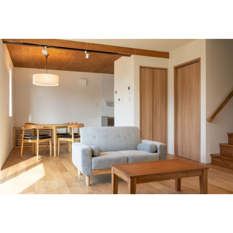 【冬でも「寒い」なんて言わせない。温かさは誰にも負けないハイスペック住宅。】美原5丁目中古住宅の居間・リビング