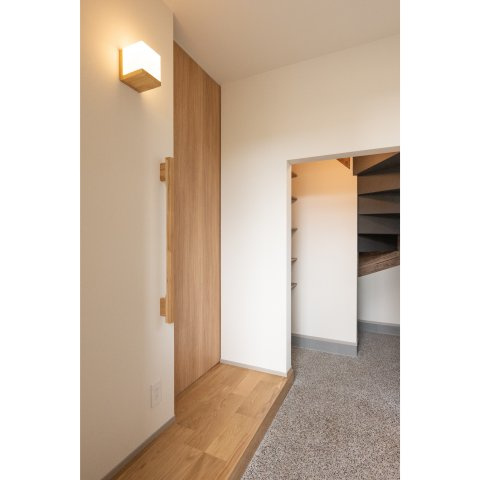 【冬でも「寒い」なんて言わせない。温かさは誰にも負けないハイスペック住宅。】美原5丁目中古住宅の玄関