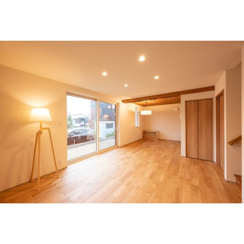 【冬でも「寒い」なんて言わせない。温かさは誰にも負けないハイスペック住宅。】美原5丁目中古住宅の居間・リビング