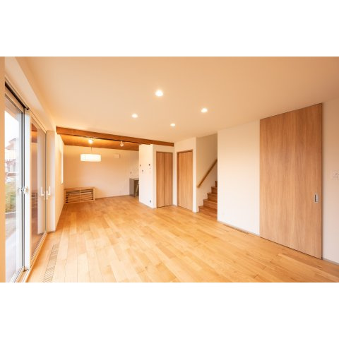 【冬でも「寒い」なんて言わせない。温かさは誰にも負けないハイスペック住宅。】美原5丁目中古住宅の居間・リビング