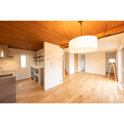 【冬でも「寒い」なんて言わせない。温かさは誰にも負けないハイスペック住宅。】美原5丁目中古住宅の居間・リビング