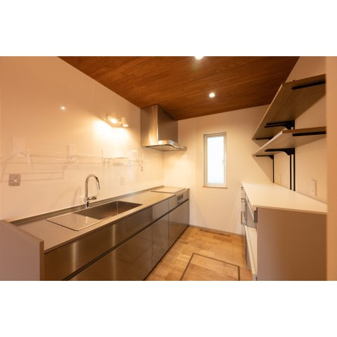 【冬でも「寒い」なんて言わせない。温かさは誰にも負けないハイスペック住宅。】美原5丁目中古住宅のキッチン