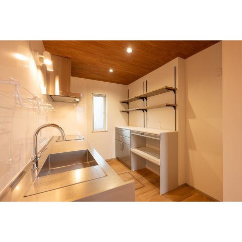 【冬でも「寒い」なんて言わせない。温かさは誰にも負けないハイスペック住宅。】美原5丁目中古住宅のキッチン