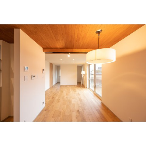 【冬でも「寒い」なんて言わせない。温かさは誰にも負けないハイスペック住宅。】美原5丁目中古住宅の居間・リビング