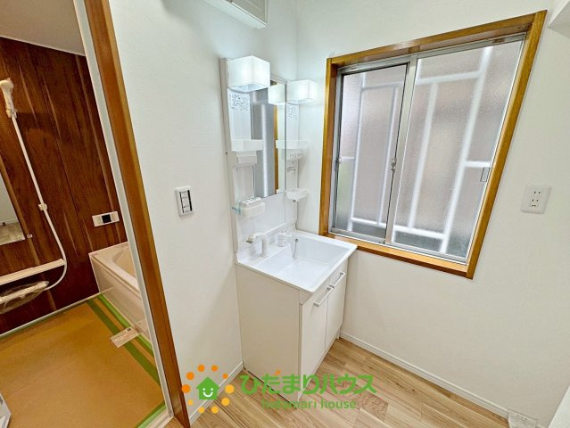 加須市大門町　中古一戸建ての独立洗面台
