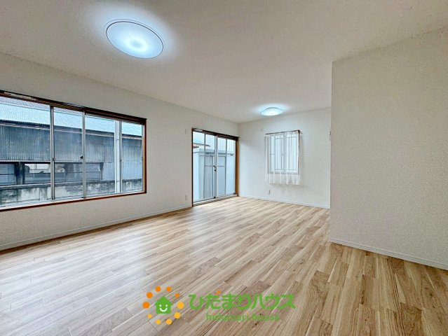 加須市大門町　中古一戸建ての居間・リビング