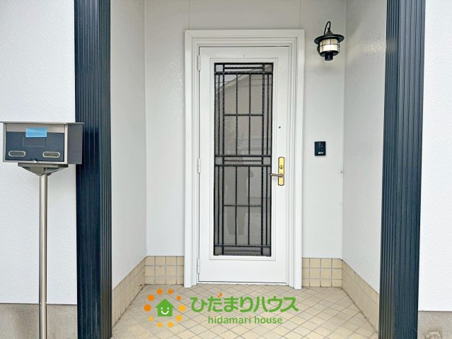 加須市大門町　中古一戸建ての玄関