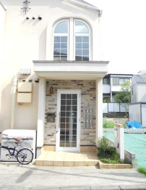 ビション三軒茶屋　ネット無料　オートロック　駅近のエントランス