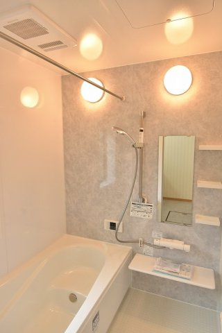 鴻巣市本町３丁目　新築住宅全２棟の浴室|LIXILのシステムバス。浴室換気乾燥暖房機付で心地よいバスタイムを♪　丸洗いカウンターなどお手入れもしやすい仕様です。