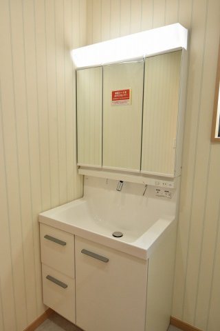 鴻巣市本町３丁目　新築住宅全２棟の独立洗面台|LIXILの洗面化粧台MV。継ぎ目のないキレイアップカウンターやキレイアップ水栓などでお手入れもラクラク♪