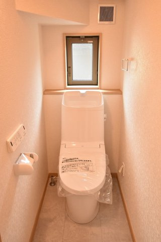 鴻巣市本町３丁目　新築住宅全２棟のトイレ|LIXILの壁リモコン付シャワートイレ。フチレスタイプの便器でお掃除もしやすいと好評です。