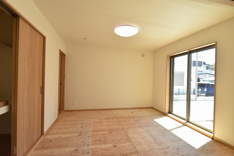 鴻巣市本町３丁目　新築住宅全２棟の和室|1階の和室8帖。リビングとつなげて広々使うこともできます♪（畳は入居前に入ります）