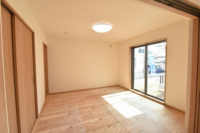 【和室】 | 鴻巣市本町３丁目　新築住宅全２棟 | 1階の和室8帖。リビングとつなげて広々使うこともできます♪（畳は入居前に入ります）
