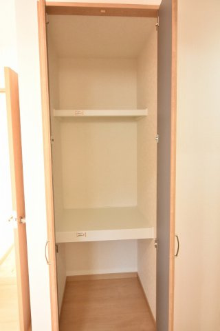 鴻巣市本町３丁目　新築住宅全２棟の収納|1階廊下の収納。お掃除用具や季節もの等をしまっておくのに便利ですね♪