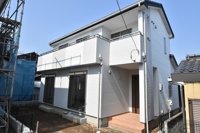 【外観】 | 鴻巣市本町３丁目　新築住宅全２棟 | 【建物完成！内覧できます】広々した６０坪の敷地でゆったりとした生活を♪　旭化成へーベルパワーボード外壁は耐久性・断熱性・耐火性・遮音性に優れたALC外壁材で、快適な暮らしを支えます。