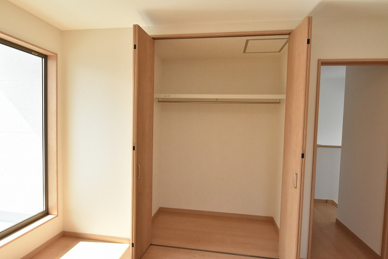 鴻巣市本町３丁目　新築住宅全２棟の収納|2階洋室6帖のクローゼットも奥行が深くしっかり収納できます♪