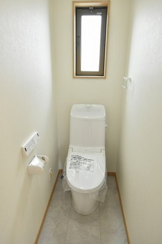 鴻巣市本町３丁目　新築住宅全２棟のトイレ|2階トイレも1階と同じ仕様です