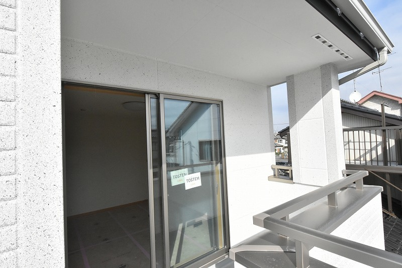 鴻巣市本町３丁目　新築住宅全２棟のバルコニー|屋根の掛かった部分のバルコニー。急な雨でも洗濯物が濡れにくいので便利です♪