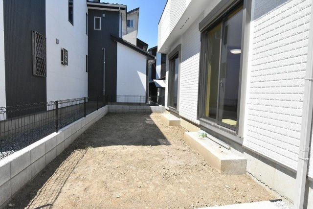 鴻巣市本町３丁目　新築住宅全２棟の庭|庭は道路に面していないので、小さなお子様の遊び場やプライベートスペースにもいいですね♪