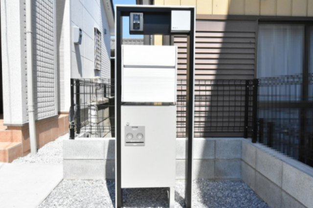 鴻巣市本町３丁目　新築住宅全２棟の設備|宅配ボックス付きなので、置き配などにも便利です♪