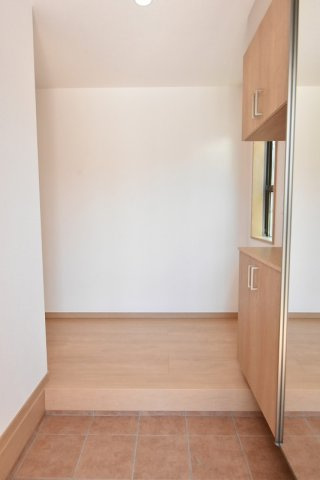 鴻巣市本町３丁目　新築住宅全２棟の玄関|玄関が広く明るいのも特徴の一つです♪