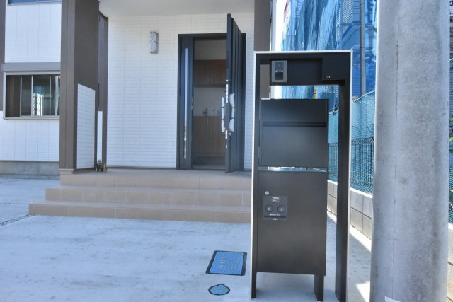 【その他】 | 鴻巣市本町３丁目　新築住宅全２棟 | （参考写真）宅配ボックス付きなので、置き配などにも便利です♪