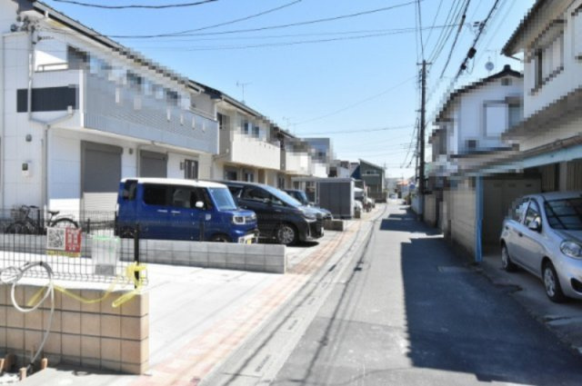 鴻巣市本町３丁目　新築住宅全２棟の前面道路含む現地写真|前面３.３ｍに自主後退協定道路５０ｃｍで広く使えます。
