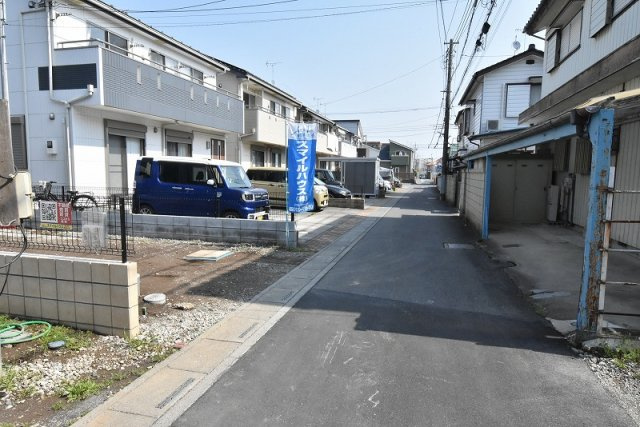 【前面道路含む現地写真】 | 鴻巣市本町３丁目　新築住宅全２棟 | 前面３.３ｍに自主後退協定道路５０ｃｍで広く使えます。