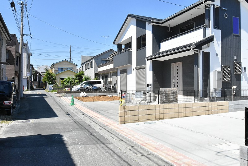 鴻巣市本町３丁目　新築住宅全２棟の前面道路含む現地写真
