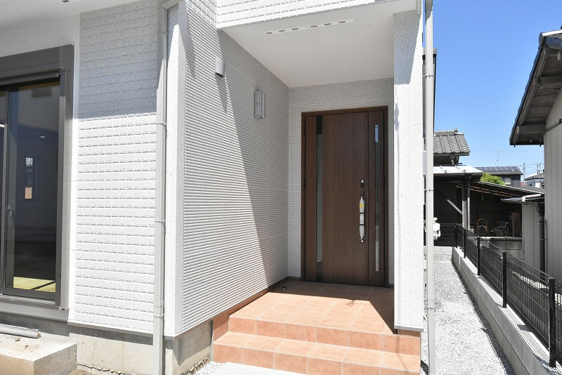 鴻巣市本町３丁目　新築住宅全２棟の玄関|広い玄関ポーチは雨の日でも鍵の開け閉めラクラク♪　親子タイプの断熱玄関ドアはカードキー付で便利です！