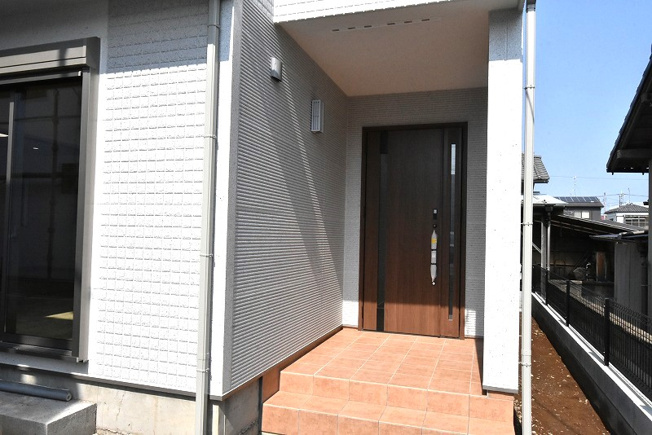 【玄関】 | 鴻巣市本町３丁目　新築住宅全２棟 | 広い玄関ポーチは雨の日でも鍵の開け閉めラクラク♪　親子タイプの断熱玄関ドアはカードキー付で便利です！