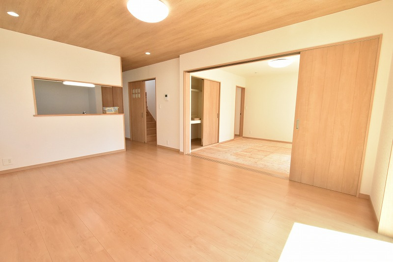 鴻巣市本町３丁目　新築住宅全２棟の居間・リビング|家族の集まるLDKは明るく、和室とつなげて広々と使えます♪