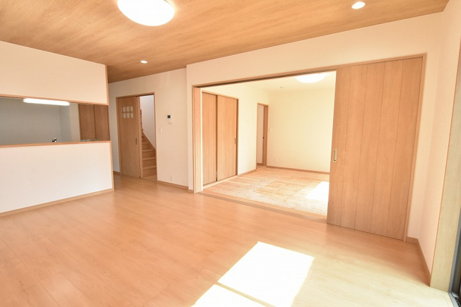 【居間・リビング】 | 鴻巣市本町３丁目　新築住宅全２棟 | 家族の集まるLDKは明るく、和室とつなげて広々と使えます♪