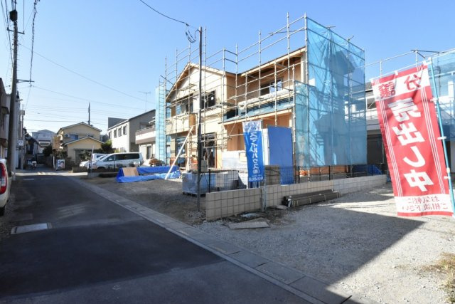 【前面道路含む現地写真】 | 鴻巣市本町３丁目　新築住宅全２棟 | 前面３.３ｍに自主後退協定道路５０ｃｍで広く使えます。