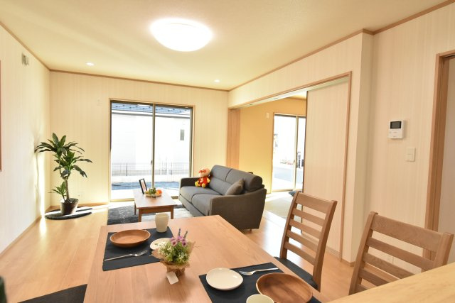 【内観：施工例】 | 鴻巣市本町３丁目　新築住宅全２棟 | 家族の集まるLDKは明るく広々と使えるように設計
（同仕様）