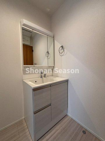 【独立洗面台】 | 鏡裏や洗面下に収納豊富な三面鏡付洗面台付き☆リビングに隣接しており、動線も良好です。