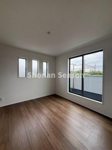 【洋室】 | バルコニーに隣接する洋室は、布団も干しやすく気持ちよい風が吹き抜けます。