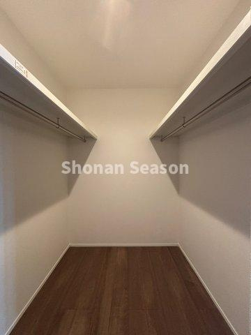 【収納】 | メイン居室には、ご夫婦の洋服や雑貨もしっかり片付く！大容量の「WIC」を完備しております。