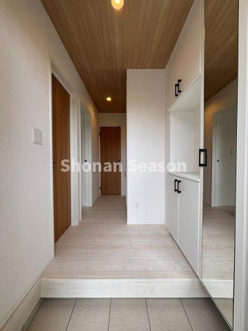 【玄関】 | お出迎えスペースがスッキリ片付く、大容量のシューズBOXを完備しております。